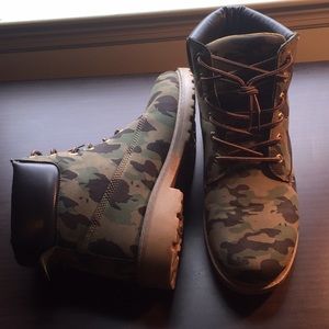 Men's Camo Fashion Boots Size 10.5 (44 Euro)
